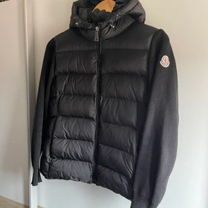 Moncler jacka  - Säljer nu min älskade monclerjacka då den inte passar mig längre ☹️. Fick den i present så vet ej ordinarie priset. Skicka gärna pm för mer info och fler bilder💖💖
