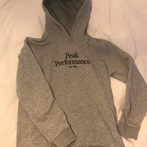 Peak hoodie grå stl XS.  - Grå peak performance hoodie sparsamt använd ett fåtal gånger. Inga fläckar. Ny pris 650kr mitt pris 250kr men vid snabb affär kan priset diskuteras. ❤️ kan postas eller mötas upp i Umeå. ❤️
