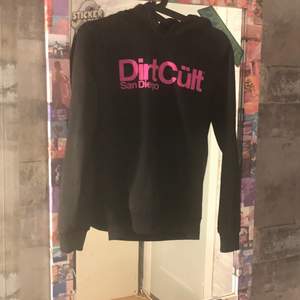 En svart/rosa dirtcult hoodie köpt för 699kr