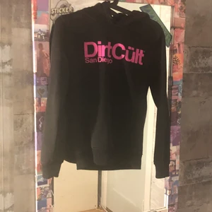 Dirtcult hoodie rosa  - En svart/rosa dirtcult hoodie köpt för 699kr