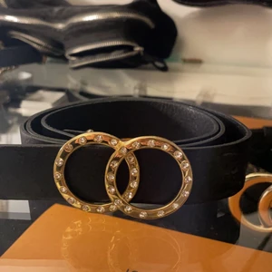 Skärp - Snyggt svart skärp med detalj i guld och stenar