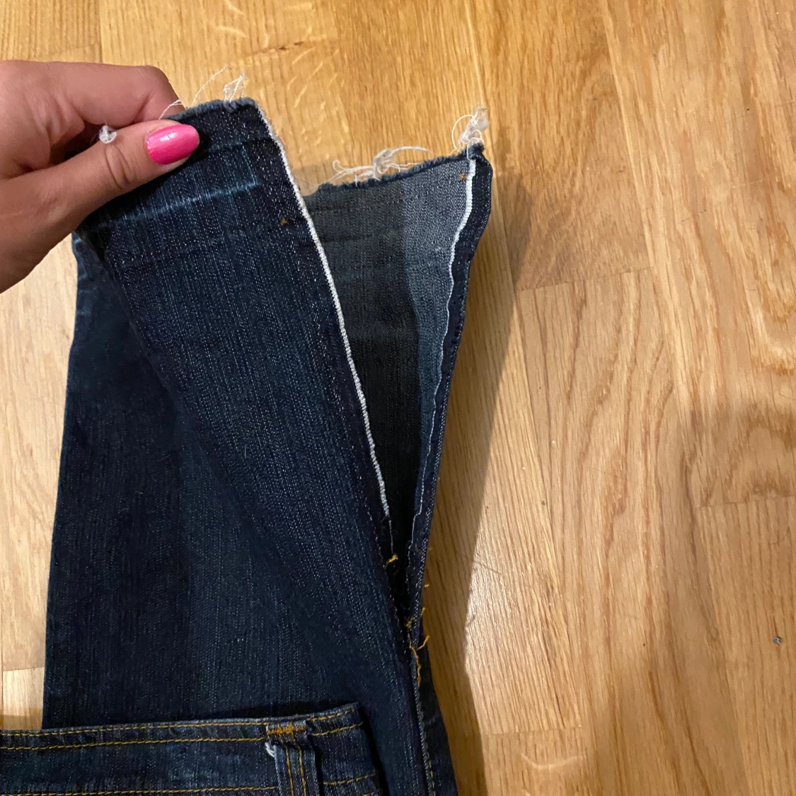 Jeans med slitt  - 91