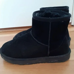 Skor - Säljer nu mina svarta fina bouts från nelly.com dom e i stl 37 passar även 38