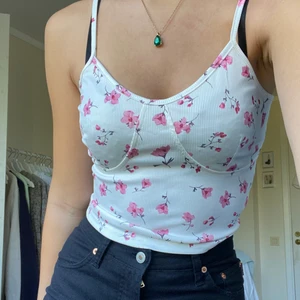 Topp - Söt topp från shein, aldrig använd! 50kr inklusive frakt 💕💕