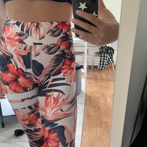 Träningstights - Jättesköna träningstights från stronger men superfint blommigt mönster i storlek M. Köparen står för frakt💓