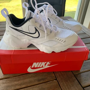 Nike air heights  - Hej, jag säljer ett par jättefina WMNS NIKE AIR HEIGHTS (dammodell) i storlek 42 (dock väldigt små passar mig som har 40)🌸 skorna är aldrig använda, och säljer pga har redan ett par sådana. Jag fraktar men då betalas det av köparen. Bara att höra av sig om ni har frågor.