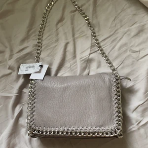 Snygg väska  - Helt ny väska. Oanvänd. Väska som rymmer mycket