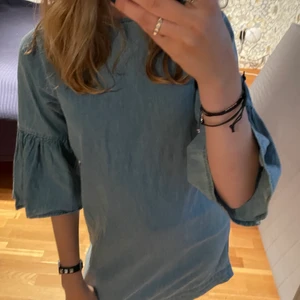 Klänning  - Säljer denna superfina klänning, då jag inte får någon användning av den. Den är typ i jeans material fast lite tunnare. Den har super fina armar och är i superfin färg! Nypris tror jag var 500 kr