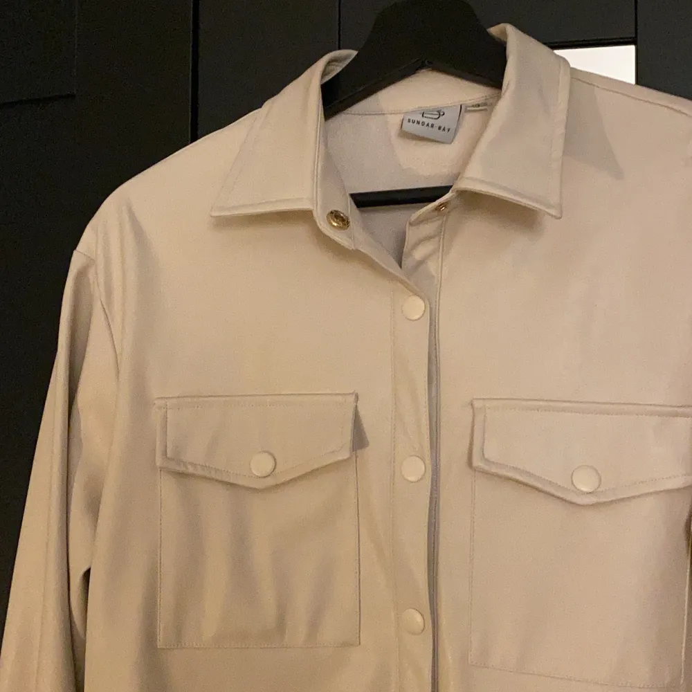 En helt oanvänd beige skinn jacka från sundar Bay! Storlek 10 !!!! . Neuletakit & Villapaidat.