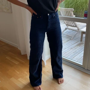 Levi’s Ribcage Wide Leg - Säljer mina ursnygga blå Manchesterbyxor från Levi’s. Levi’sPremium. W25 L32. Superbra skick!