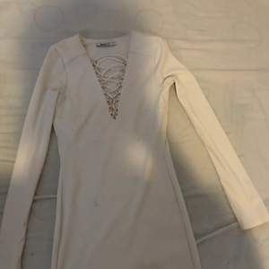 Jättefin vit, långärmad klänning från Ginatricot som är värd så mycket mer. Har tyvärr aldrig kunnat använda den för den är för liten.  
