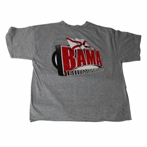 Birgimham - Vintage T-shirt - En fin retro t-shirt med ett stort graphic tryck perfekt för en oversized outfit. Med fint grått tyg som har bra kvalite. Köpt i en thriftstore i England.