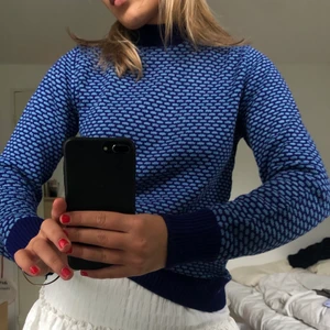 Blå tröja - Mysig tröja i ullblandning med blått mönster💙💙💙 
