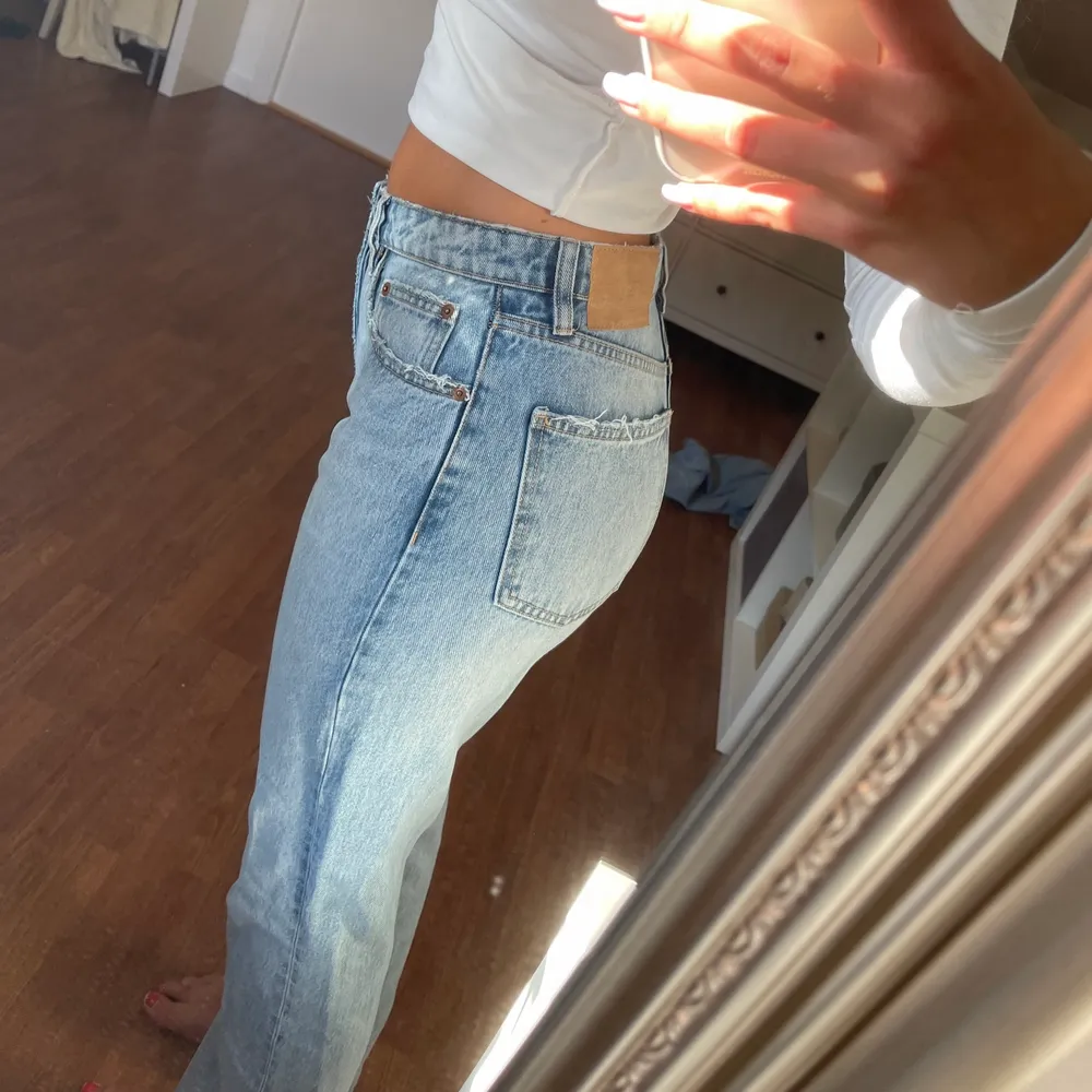 Så fina jeans från zara storlek 38, de nuddar precis marken för mig och jag är 173 ❤️ . Jeans & Byxor.