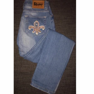 Vintage Replay jeans  - Säljer ett par gamla replay jeans som är så sjuuukt snygga men tyvärr inte min stil. Dom är lågmidjade med skit snygga detaljer på fickorna baktill. Dom är någorlunda tightare i benen. Dom är i en storlek M och längd 34 vilket är långt på mig som är 170. Kan skickas men köparen står då för frakt. Priset kan diskuteras💗 