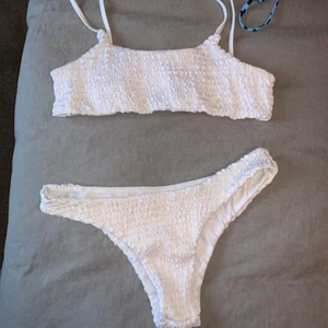 Vit bikini - En superfin vit bikini ifrån Zaful i storlek S, aldrig använd😇Säljer då den var för liten för mig, superskön kvalitet! Kom privat vid frågor och funderingar! Kan skicka med s-påse eller spårbar frakt! 100kr inklusive frakt ifall man vill ha spårbar❤️