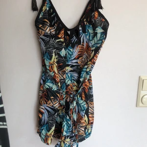 River Island Playsuit storlek S - Cool playsuit från River Island med flätade axelband som gör den lätt att justera! Härligt och luftigt material 🧡 Kommer tyvärr inte till användning längre. Storlek UK S