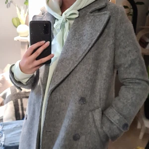 Kappa i ullmix - Fin grå kappa i ullmix. 40% ull. FODRAD