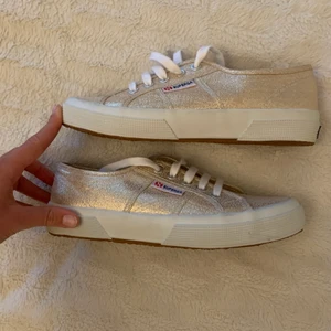 Superga skor - Helt oanvända Superga skor i en glittrig guldig färg,  har alldrig använt men kommer ändå sälja billigt då jag vill bli av med de🤍⚡️