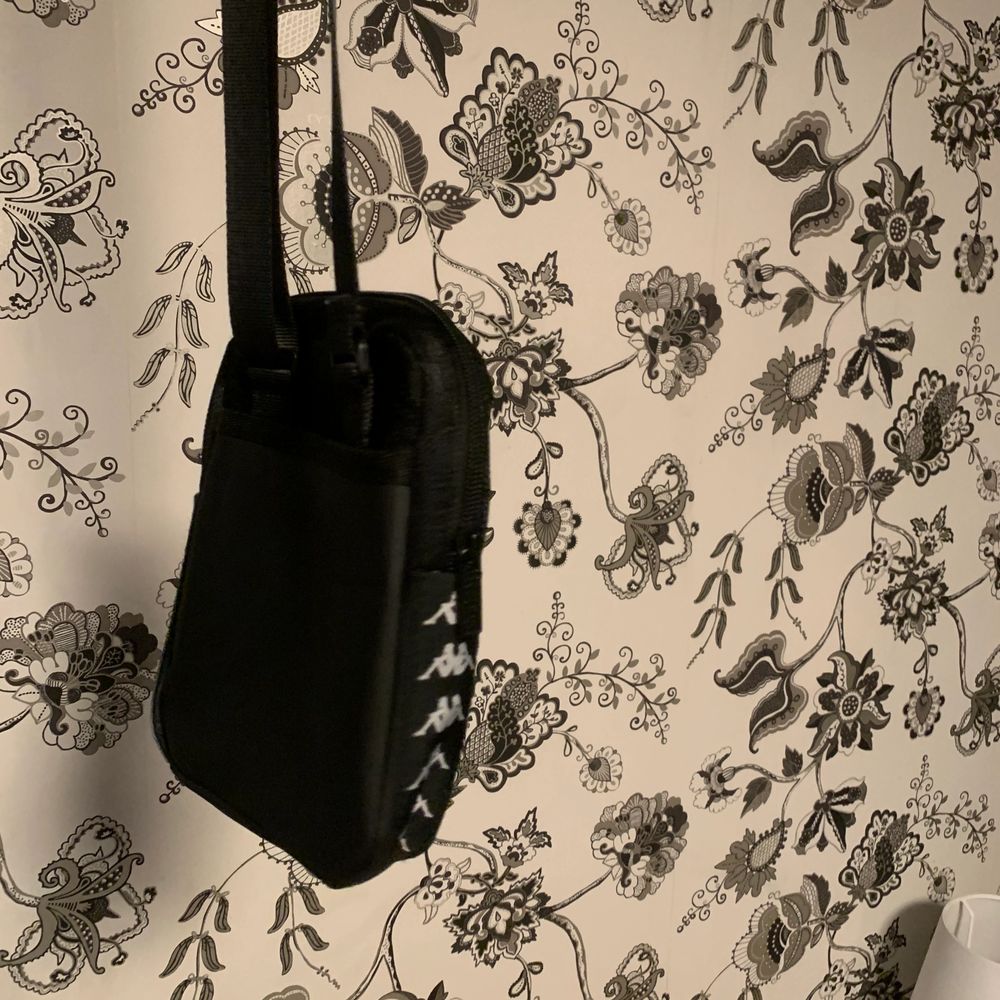 En svart kappa väska ifrån zalando, använd 1 gång sedan kom den aldrig till användning igen. Axelväska som går att ändra längd på! . Väskor.
