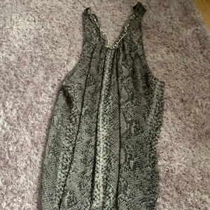 Linne - Ormprintad, fin men kommer aldrig använda o har heller aldrig använt. 