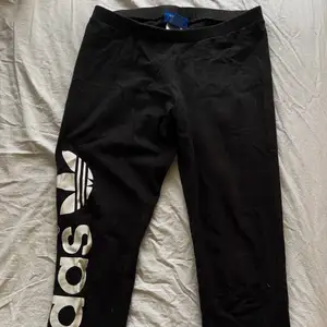 Basic adidas tights! Köparen står för frakt eller mötas upp i Malmö🤩