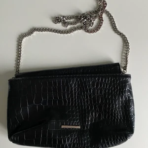 Svart handväska - Liten svart väska från Bershka.