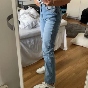 Blåa jeans  - Ett par jeans som var stora på mig, jag är 159 men har vikt in byxorna så dom är typ 6-7 cm till, så dom är ganska långa. Mer info så skriv privat. Köpta på Zalando men märket är stradivarius. Ett litet märke är vid rumpan men det syns inte alls när man har på dom, det är bara sömmen som spräckts lite lite grann. (Köparen står för frakten!)