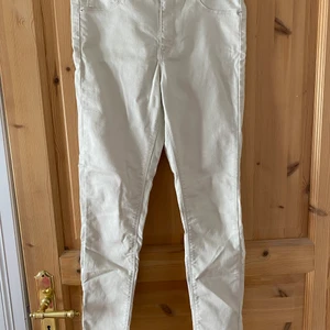 Byxor från Bikbok, strl M - Lite kortare i benen så passar perfekt till den lite kortare. Skönt tunnt material! Aldrig använda