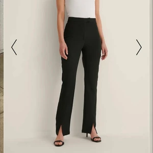 Kostymbyxor med slits - säljer kostymbyxor med slits från NAKD. aldrig använda då dom va för små på mig. prislappen är kvar. köparen står för frakten❤️ kan skicka bild på dom privat om det önskas