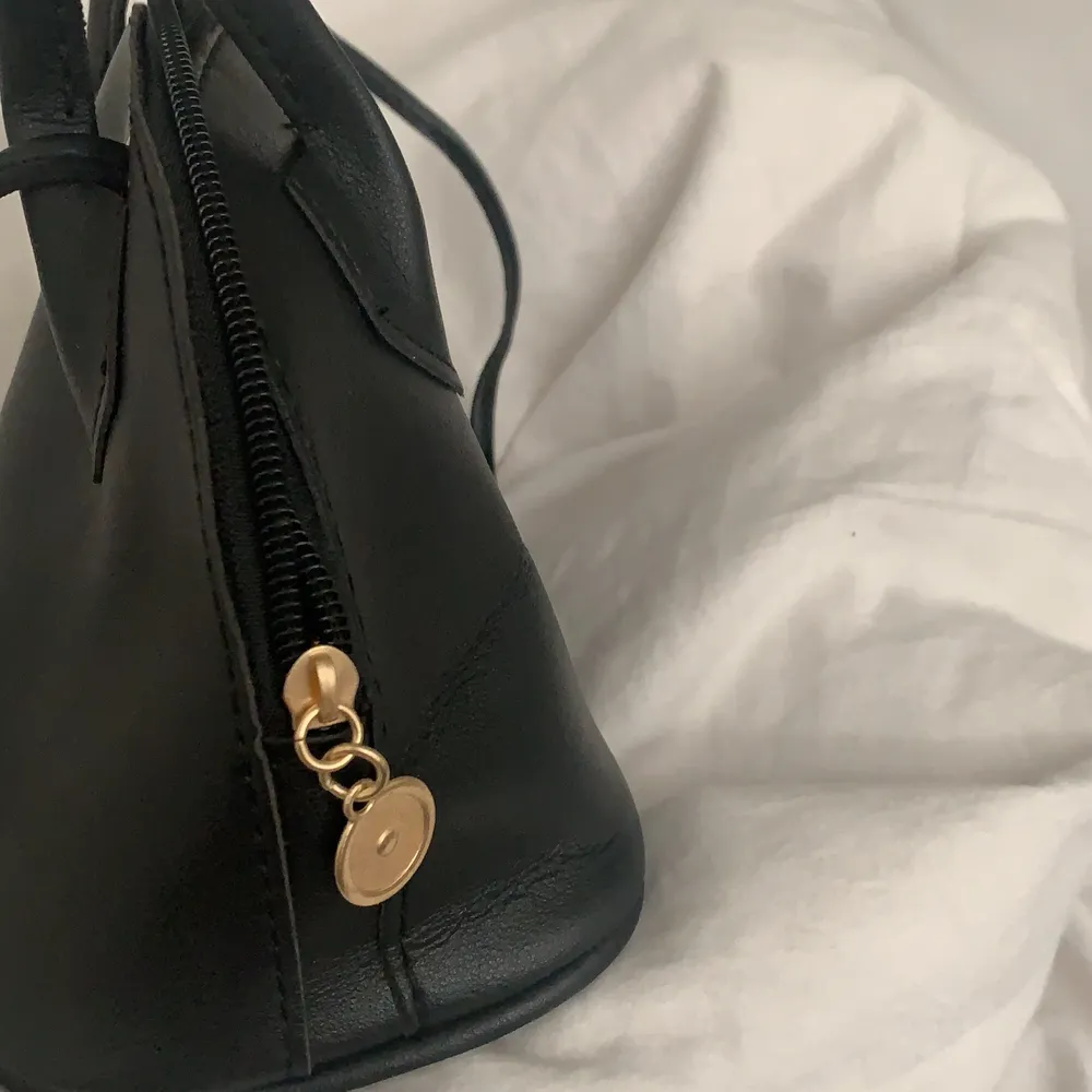 Liten svart väska som inte kommer till användning för jag använder större väskor, vänligt söt och får plats med ändå tillräckligt mycket. Vet inte vart den är köpt ifrån🤍🤍 för fler bilder skriv till mig💖. Väskor.