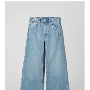 Weekday Ace - Helt nya jeans från Weekday i modellen Ace, strl 26/34. Färg Air Blue. Oanvända i helt obruten förpackning. Säljer eftersom jag råkade beställa två par. Nypris 500kr. Köparen står för frakt🥳
