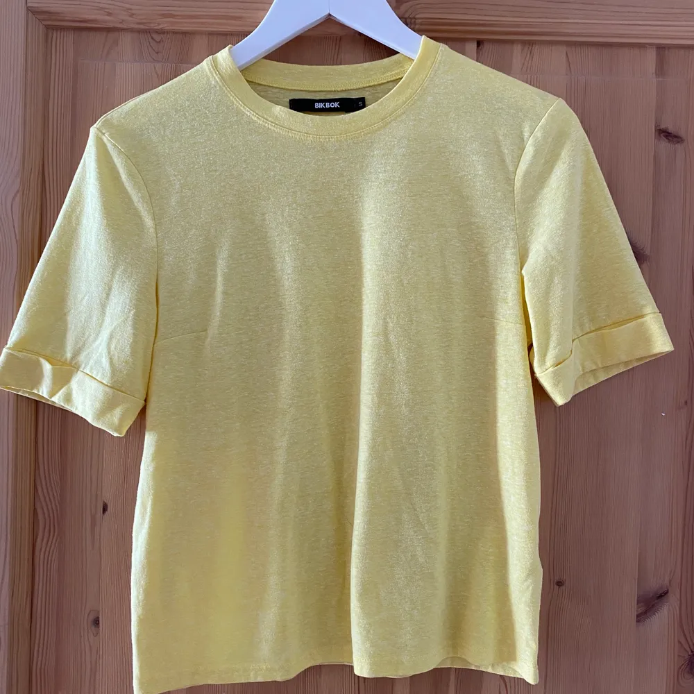 Fin gul tröja från Bikbok i strl s! Skönt material! Använd ett fåtal gånger. T-shirts.