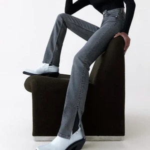 Jeans med slits - Säljer dessa gråa jeans med slits från Zara. Sparsamt använda och i bra skick. Pm för fler bilder/vid intresse. Frakt tillkommer. jag är 160 cm lång