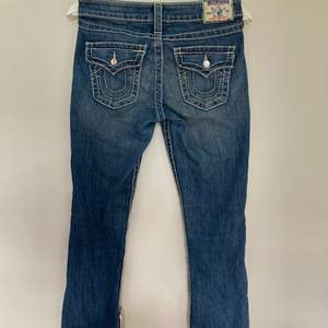 Skit snygga true religion jeans har lite slitningar men inget som syns mycket. (Köparen står för frakt)💕