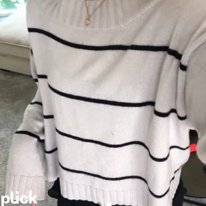 Randig tröja  - Söt stickad tröja köpt för 1 år sedan, använd men har inga tecken på användning💞