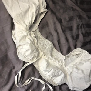 Vit top  - Så fin !!!! Tyvärr får inte mina bröst riktigt plats i den. ❤️ nästan aldrig använd. Frakt 11kr ⚡️⚡️⚡️