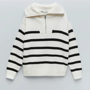 Stickad tröja med dragkedja - Säljer denna populära tröja från zara med dragkedja, använd en gång men precis som ny. Helt slutsåld så går inte att få tag på. Säljer pga inte kommit till användning. Storlek S💕 300 kr eller högst bud.