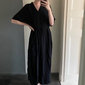 Svart långklänning + knyte i midjan 🖤 - Svart långklänning, v-neck, tunnt tyg. Bra skick 🖤