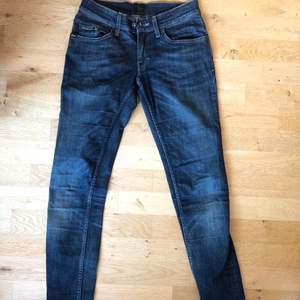 Tiger of Sweden jeans i modell ”Style Slender”. Slim fit. Något små i storleken, skulle säga att de mer är som 26-27/32 💙 tyvärr blivit för små för mig!