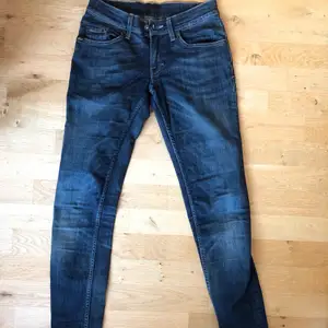 Tiger of Sweden jeans i modell ”Style Slender”. Slim fit. Något små i storleken, skulle säga att de mer är som 26-27/32 💙 tyvärr blivit för små för mig!