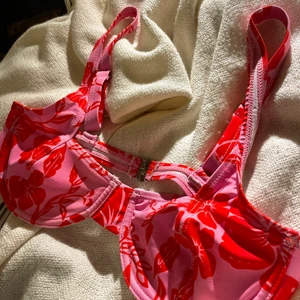 Bikini - Söt bikiniöverdel med blommor på 💕 storlek S men passar snarare A-B kupa! 