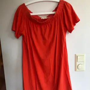 Knälång skön avslappnad off shoulder klänning i rosa/röd/orange från H&M, köpt i London ❤️ lite slitningar i kanten där fram (se bild 3). 