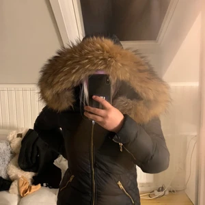 Rock and blue  - Säljer en i princip helt ny vinterjacka som är välldigt varm med äkta päls från rock and blue,  som är använd endast en vinter( helt rökfri och fläckfri) i storlek 38 som även  passar storlek  36 eftersom jackan är figursydd. Säljer den eftersom den inte används, köpt för 4099 kr säljer endast för 1100kr  ink den äkta pälsen❤️pris kan absolut diskuteras. Pälsen kan även köpas försig