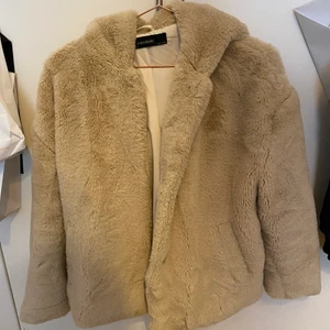 Pälsjacka från Zara - Världens mysigaste pälsjacka från Zara i strl S, fint skick💕