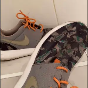 Gröna sneakers med orange detaljer från Nike. Använda ett fåtal gånger. Nypris 1499 