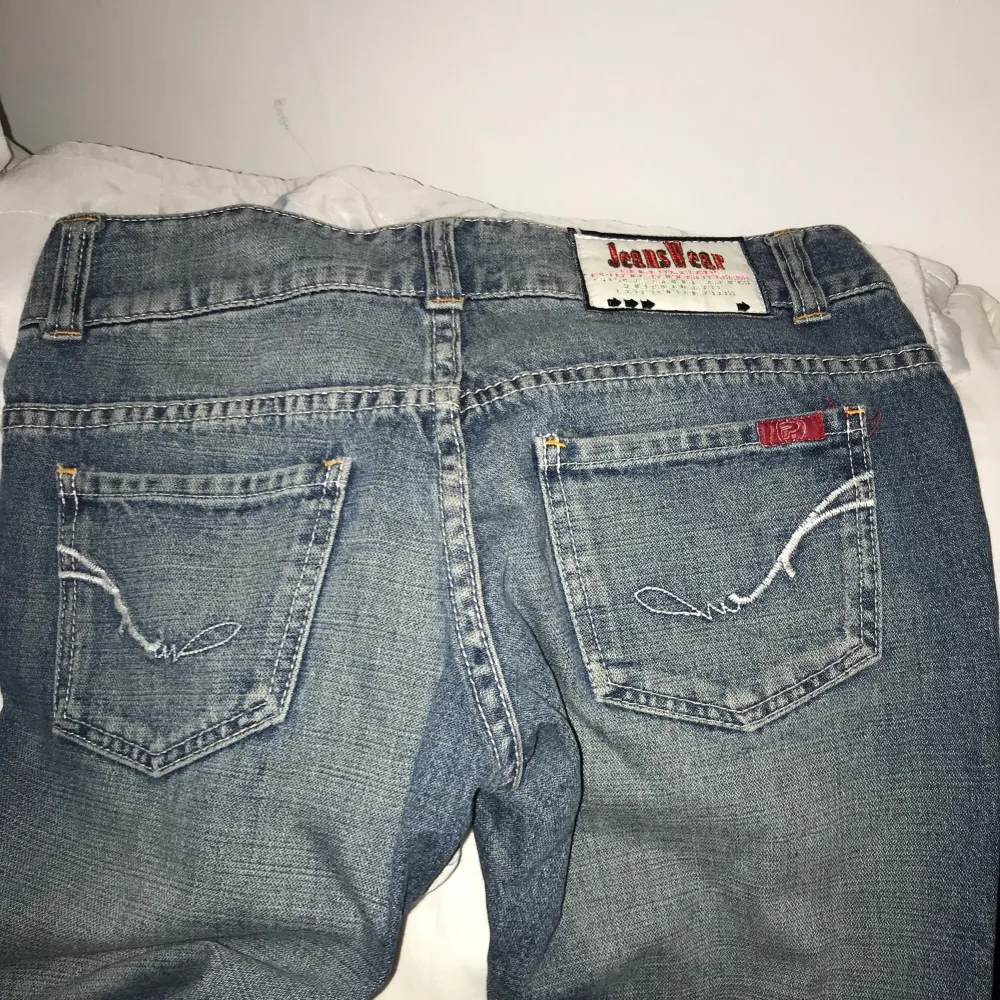 Rätt dålig bild men säljer dessa skitsnygga lågmidjade jeans, dem är i en liten storlek skulle säga att de passar folk som brukar ha W24-25 och är mellan 160-165cm. Buda i dm eller andra frågor💕💕. Jeans & Byxor.