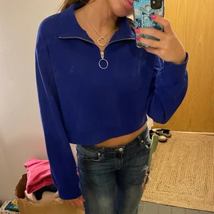 Croppad sweatshirt  - Denna tjocktröjan är från H&M och är i storlek XS men passar mig som har S. Den är croppad vid magen men lång i armarna. Dragkedjan vid kragen går även att dra upp ifall man vill det. Vid intresse hör av dig! :)