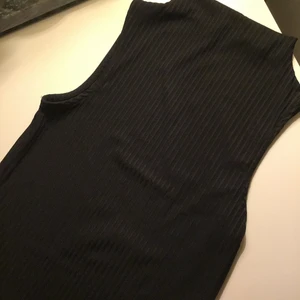 Svart tröja strl xs - Svart tröja/t-shirt, köpt för några veckor sedan och aldrig kommit till användning. Skriv privat vid intresse. Köparen står för frakten