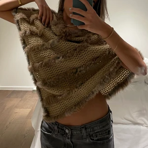 Höstkofta i äkta päls🍂🍁💓 - Super fin kofta i äkta päls!!! Perfekt kofta till hösten. Kommer inte exakt ihåg nypris men det var över 1000 kr, jätte fint skick!!! 3 för 2 på allt💓💓